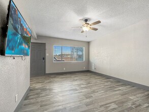 1805 Evelyn Ave in Henderson, NV - Foto de edificio - Building Photo