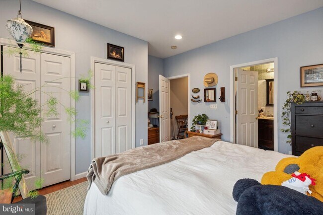 2007 Carpenter St, Unit 2 in Philadelphia, PA - Building Photo - Building Photo