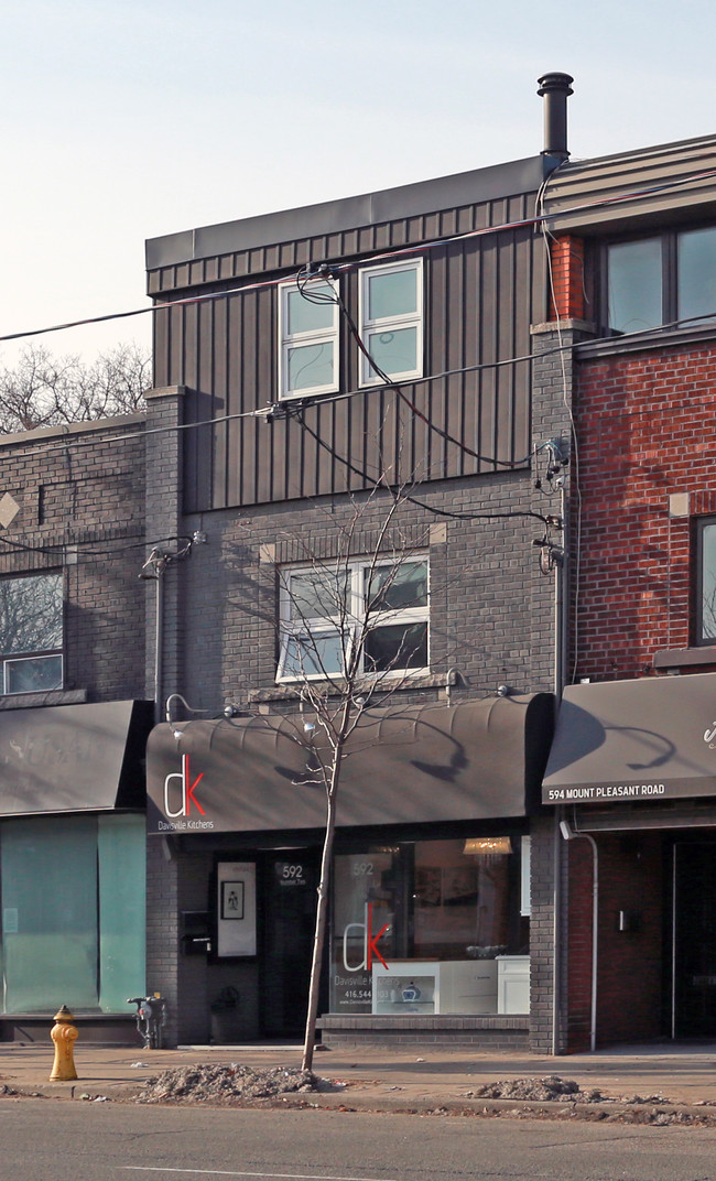 592 Mount Pleasant Rd in Toronto, ON - Building Photo - Building Photo