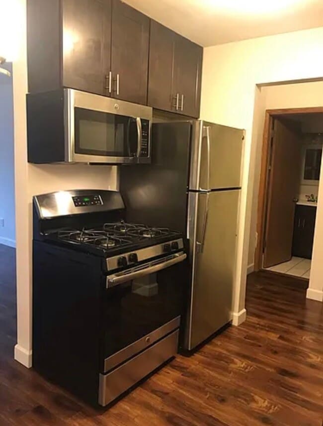 2131 N Summit Ave, Unit 202