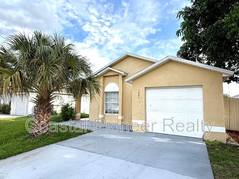 1002 Golfside Ct in Kissimmee, FL - Building Photo