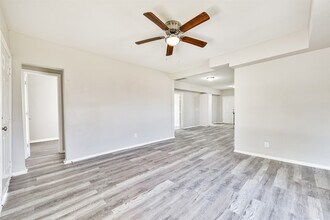 424 S Broadway St in La Porte, TX - Foto de edificio - Building Photo