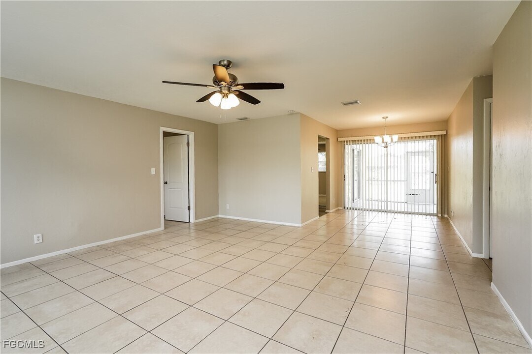 7323 Barragan Rd in Ft. Myers, FL - Foto de edificio