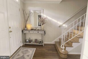 10277 Gainsborough Rd in Potomac, MD - Building Photo