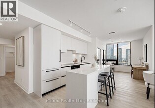 4015 The Exchange in Mississauga, ON - Building Photo - Building Photo