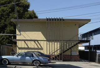 6115 Foothill Blvd in Oakland, CA - Foto de edificio - Building Photo