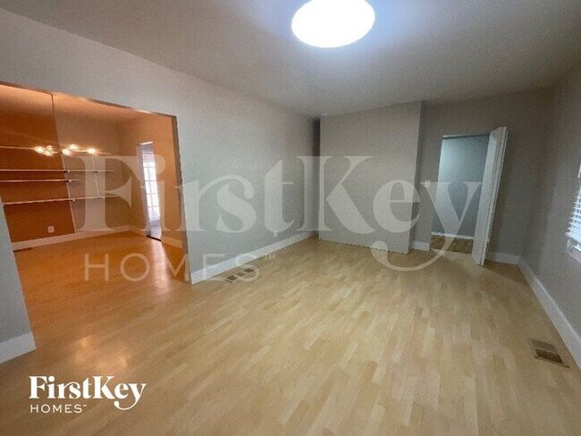 2081 Glenwood Ave SE in Atlanta, GA - Foto de edificio - Building Photo