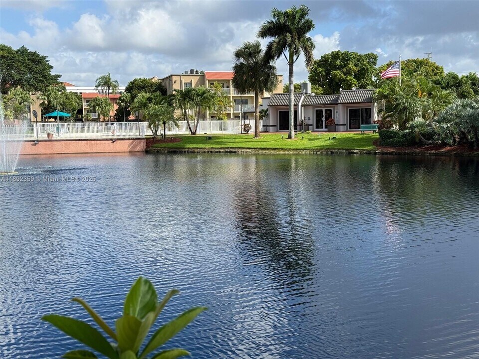 5112 NW 79th Ave in Doral, FL - Foto de edificio