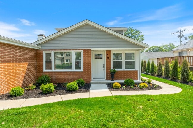 791 N Michigan St in Elmhurst, IL - Building Photo - Building Photo
