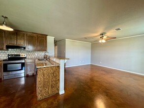 6921 N River Crossing in China Spring, TX - Foto de edificio - Building Photo