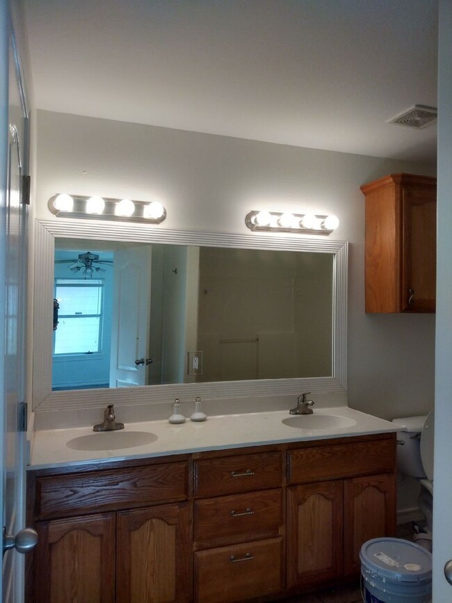 Ridgeway Townhomes, 2 bedroom, 2 baths in Corpus Christi, TX - Foto de edificio - Interior Photo