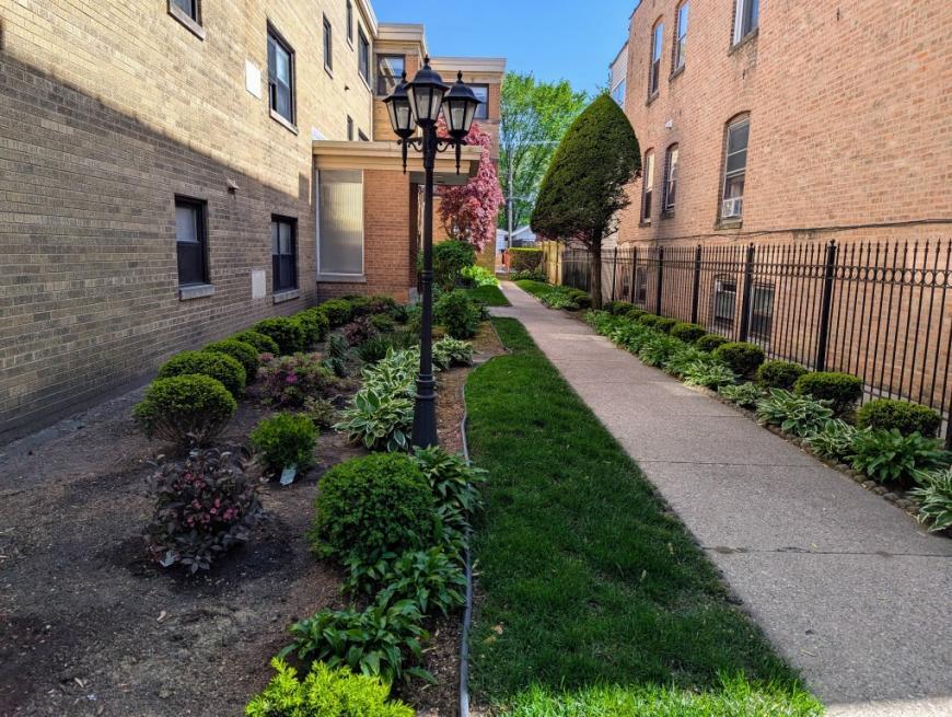 2211 W Touhy Ave in Chicago, IL - Building Photo