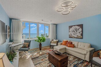 19201 Collins Ave, Unit 349 in Sunny Isles Beach, FL - Building Photo - Building Photo
