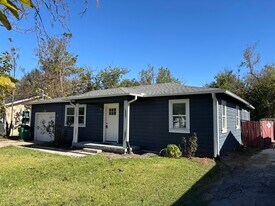 1314 Dewberry St in Wilmer, TX - Building Photo