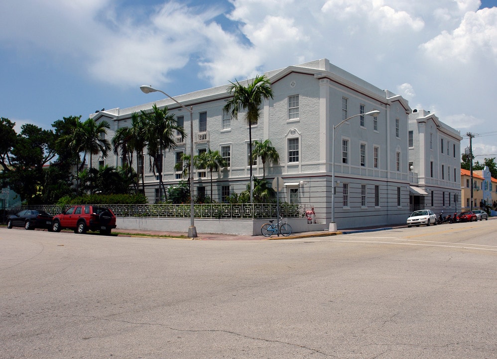 Gotham Apartments in Miami Beach, FL - Building Photo