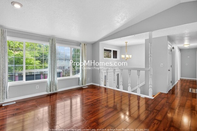 537 SW 19th Pl in Troutdale, OR - Building Photo - Building Photo