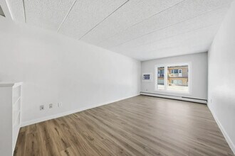 Elsey Manor in Regina, SK - Building Photo - Building Photo