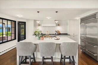 11 Enatai Dr in Bellevue, WA - Building Photo - Building Photo
