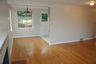 5611 40th Ave NE in Seattle, WA - Building Photo - Building Photo