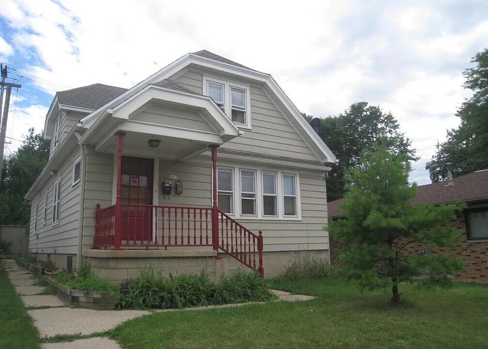 8615 W Adler St in Milwaukee, WI - Building Photo