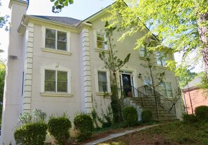 622 Corbin Lake Ct in Atlanta, GA - Building Photo