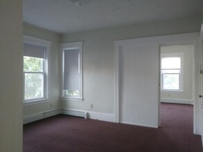 32 Douglas St, Unit Apt 2 in Worcester, MA - Building Photo - Building Photo