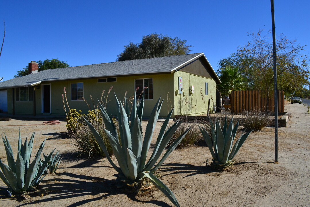 40908 Fieldspring St in Lancaster, CA - Foto de edificio