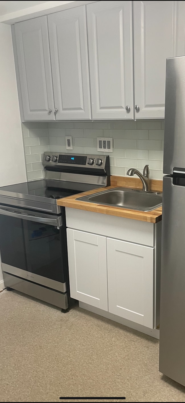 9374 Tartan View Dr in Fairfax, VA - Building Photo - Building Photo
