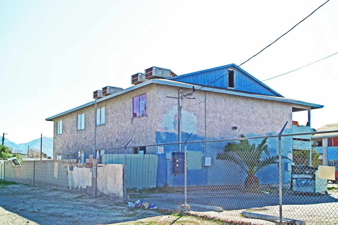 2260 N Pecos Rd in Las Vegas, NV - Foto de edificio