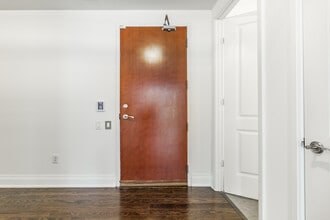 2181 Yonge St in Toronto, ON - Building Photo - Building Photo