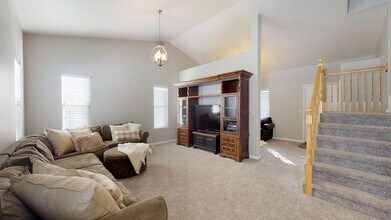 4058 Valderrama in Cedar Hills, UT - Foto de edificio - Building Photo