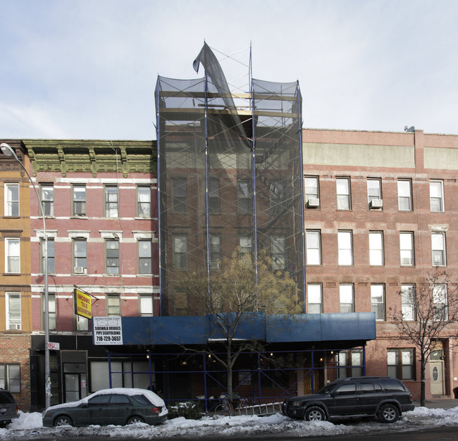 99 Greenpoint Ave in Brooklyn, NY - Foto de edificio - Building Photo