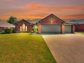 1704 SE 1st St in Moore, OK - Foto de edificio - Building Photo