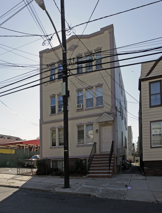 305 Cator Ave in Jersey City, NJ - Building Photo - Building Photo