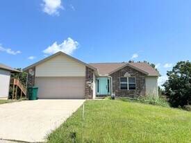 16271 Heartland Ln in St. Robert, MO - Building Photo