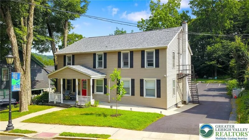 36 Main St in Delaware Water Gap, PA - Building Photo