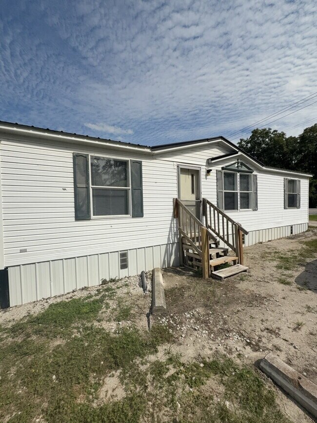 2108 Catherine Lake Rd in Richlands, NC - Building Photo - Building Photo