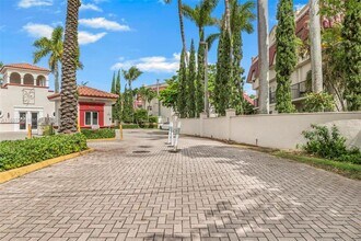 6709 N Kendall Dr in Miami, FL - Building Photo - Building Photo