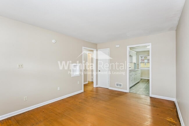 2103-2103 S Old Manor Rd in Wichita, KS - Building Photo - Building Photo