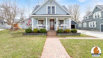 270 N Main St in Rockford, MI - Building Photo