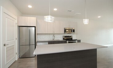 4819 Caroline St in Houston, TX - Foto de edificio - Building Photo