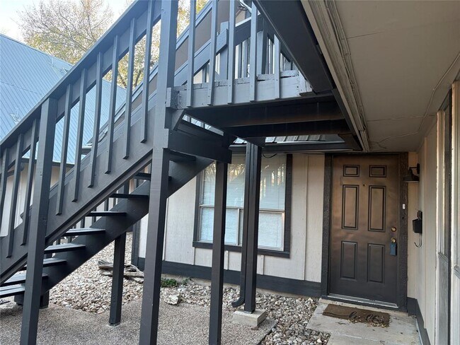 8612 Bowling Green Dr in Austin, TX - Building Photo - Building Photo