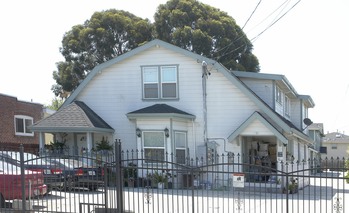 3700-3706 39th Ave in Oakland, CA - Building Photo