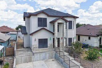 833 George Read Dr in Laredo, TX - Building Photo - Building Photo