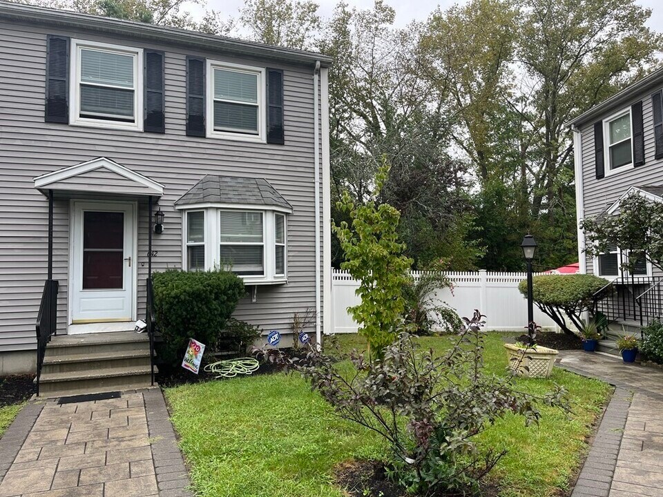642 Canterbury St, Unit 642 in Boston, MA - Building Photo