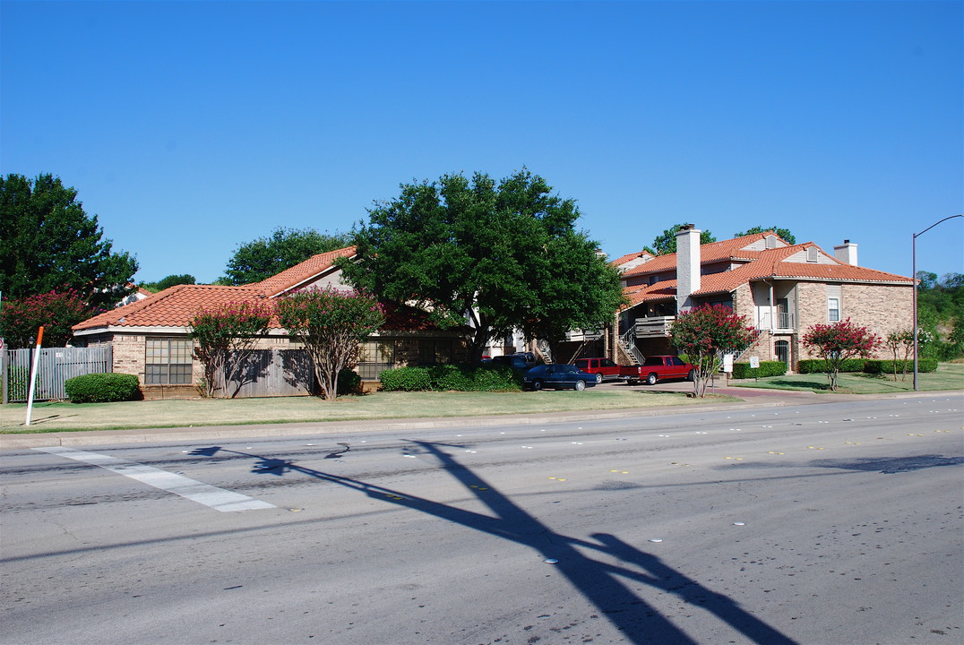 Woodhaven Crossroads Apartments in Fort Worth, TX - Building Photo