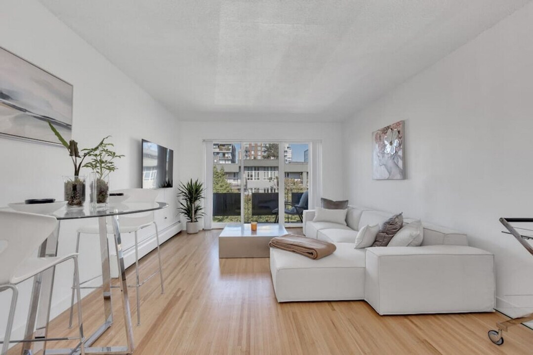 1550 W 11th Ave in Vancouver, BC - Building Photo