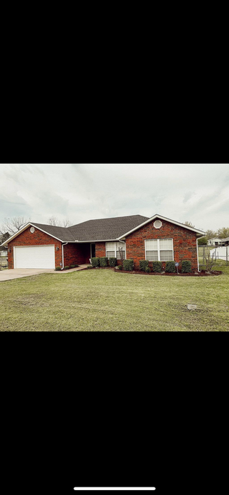 103 S Winn St in Gore, OK - Building Photo