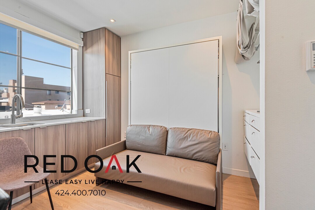 11649 Mayfield Ave in Los Angeles, CA - Building Photo