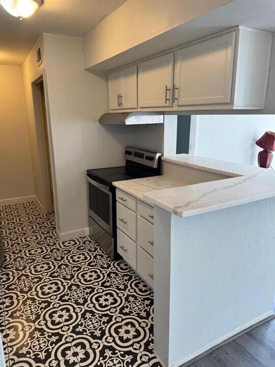 10603 S Wilcrest Dr in Houston, TX - Building Photo